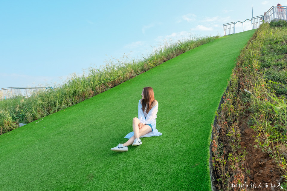 中和員山公園遊逸之丘》超長滑草坡+超長溜滑梯│新北最強公園降臨了！