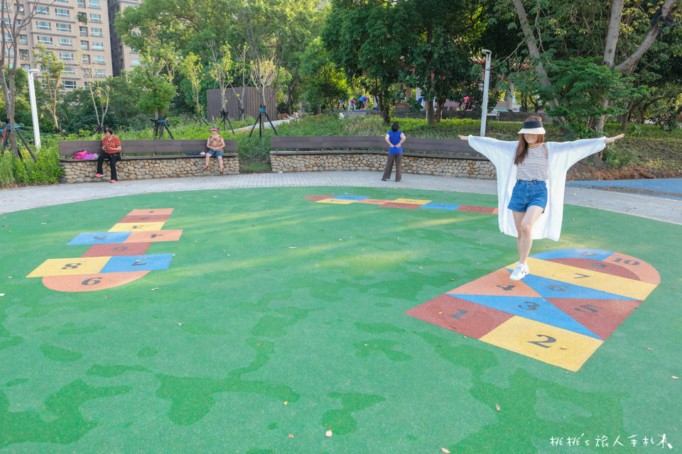 中和員山公園遊逸之丘》超長滑草坡+超長溜滑梯│新北最強公園降臨了！