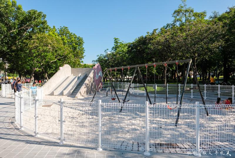 台中打卡景點》福星公園 粉紅冰淇淋溜滑梯│網美角度這樣拍最美！