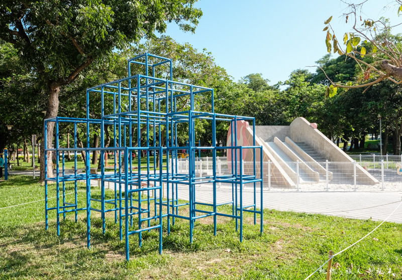 台中打卡景點》福星公園 粉紅冰淇淋溜滑梯│網美角度這樣拍最美！