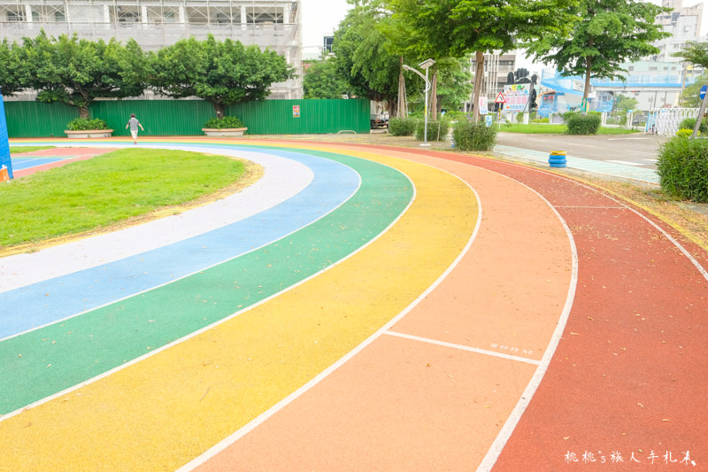 台中打卡景點》內新國小彩虹跑道│大里拍照新景點