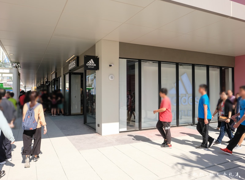 台中港三井outlet》海景摩天輪新地標│品牌.美食.交通停車.營業時間 情報