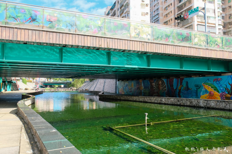 台北打卡景點》新莊中港大排│彩虹橋、彩色積木、3D彩繪牆