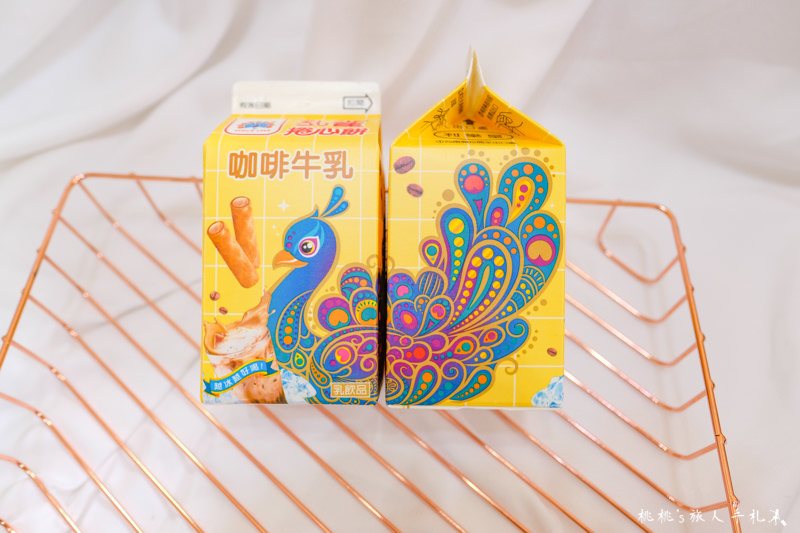 7-11》孔雀捲心餅咖啡牛乳│包裝藏玄機 你發現了嗎? 7-11》孔雀捲心餅咖啡牛乳│包裝藏玄機 你發現了嗎?