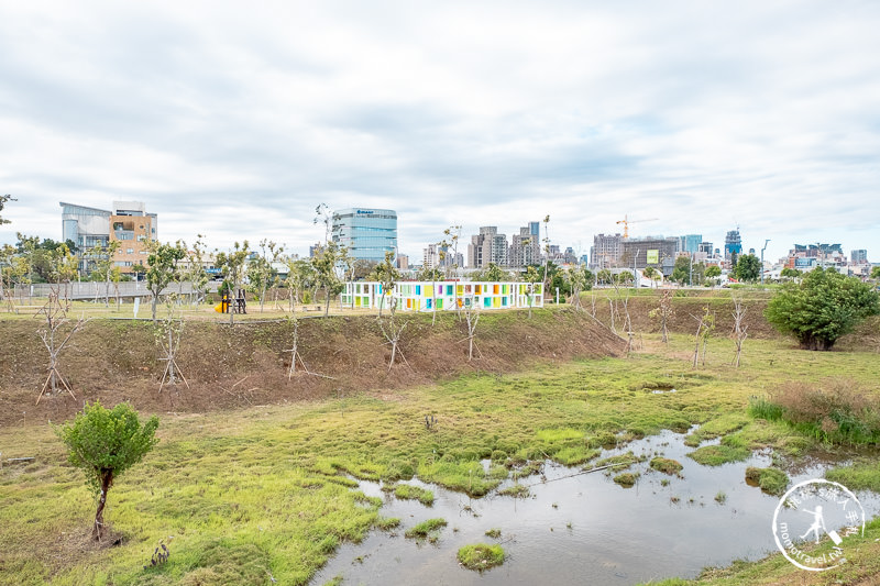 台中景點》水湳普普風濾色地景裝置藝術│彩色玻璃迷宮光影魔法