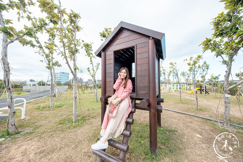 台中景點》水湳普普風濾色地景裝置藝術│彩色玻璃迷宮光影魔法