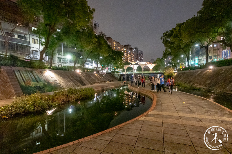新北景點》新莊中港大排 幸福藍調光雕燈飾│幸福點燈了!!!