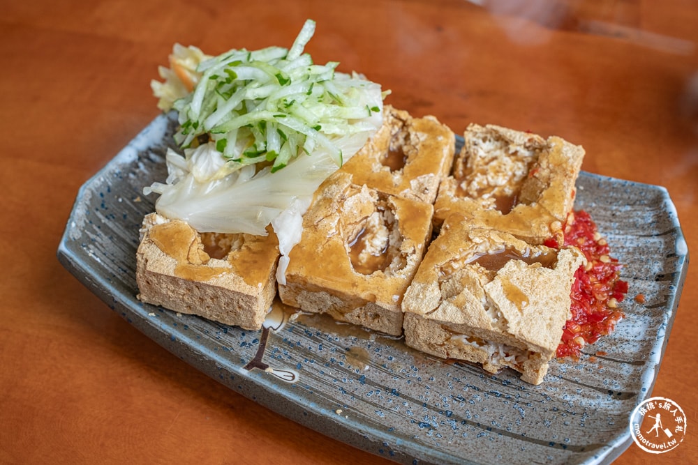 南投埔里美食|梁家臭豆腐店-外酥內嫩炸臭豆腐，挑戰中辣麻辣蒸餃！(菜單價格.營業時間)