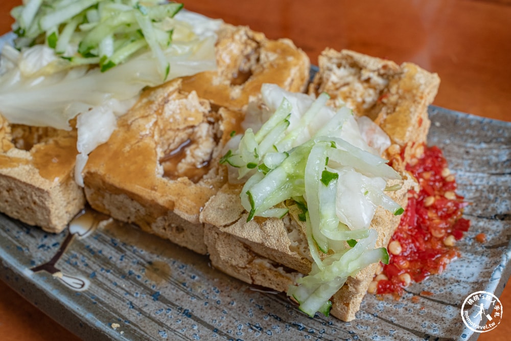 南投埔里美食|梁家臭豆腐店-外酥內嫩炸臭豆腐，挑戰中辣麻辣蒸餃！(菜單價格.營業時間)