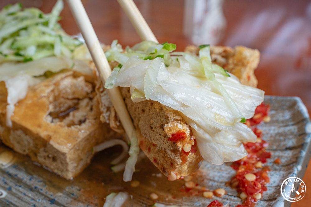 南投埔里美食|梁家臭豆腐店-外酥內嫩炸臭豆腐，挑戰中辣麻辣蒸餃！(菜單價格.營業時間)