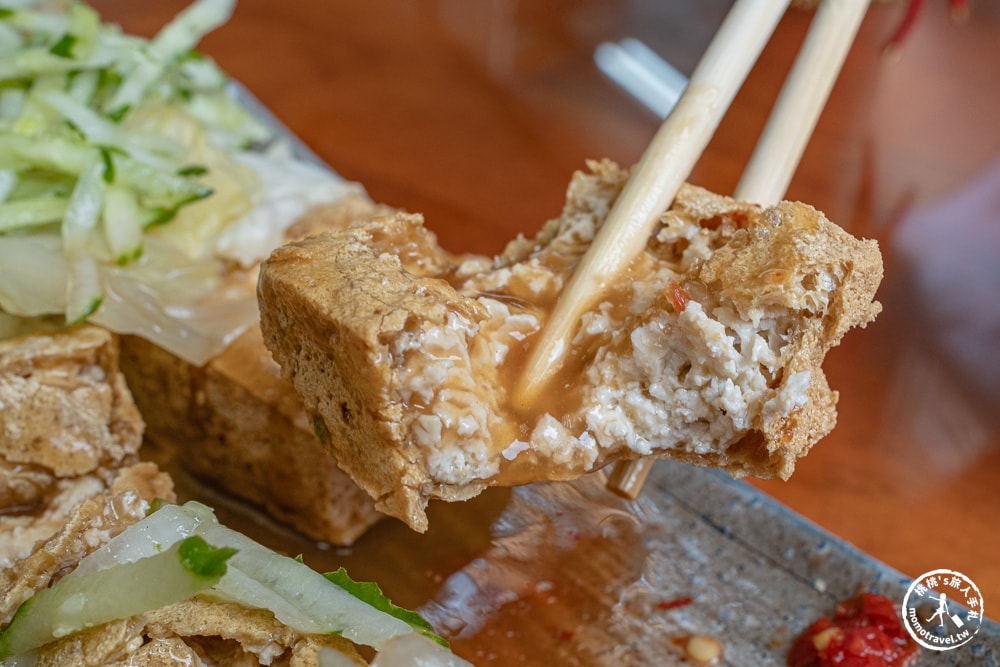 南投埔里美食|梁家臭豆腐店-外酥內嫩炸臭豆腐，挑戰中辣麻辣蒸餃！(菜單價格.營業時間)