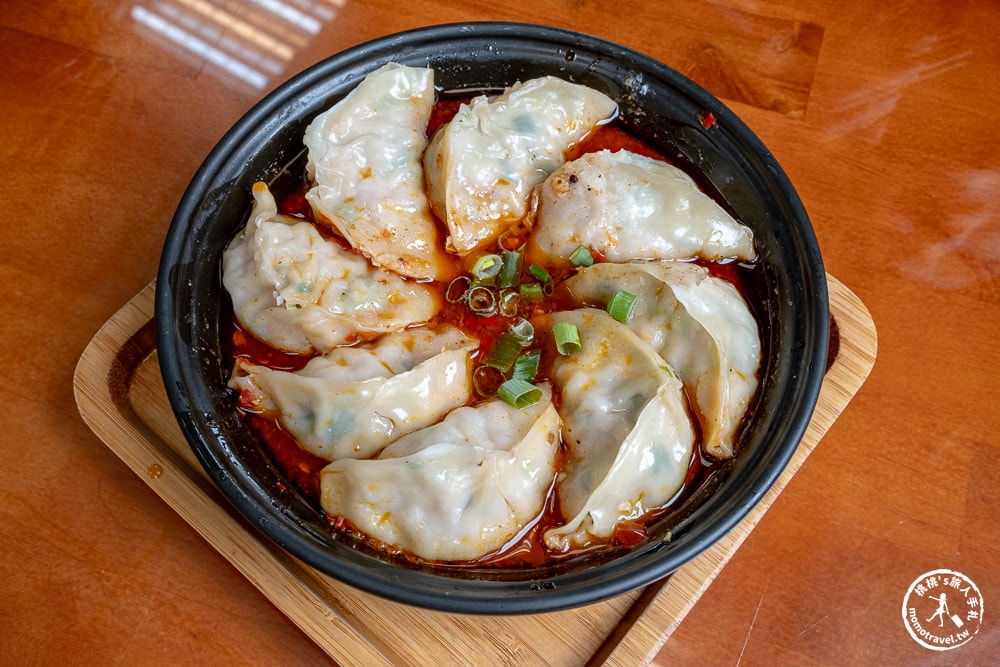 南投埔里美食|梁家臭豆腐店-外酥內嫩炸臭豆腐，挑戰中辣麻辣蒸餃！(菜單價格.營業時間)