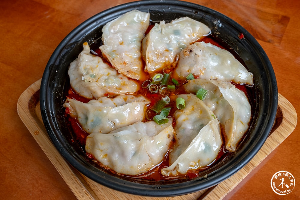 南投埔里美食|梁家臭豆腐店-外酥內嫩炸臭豆腐，挑戰中辣麻辣蒸餃！(菜單價格.營業時間)