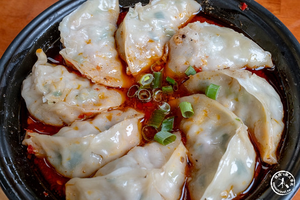 南投埔里美食|梁家臭豆腐店-外酥內嫩炸臭豆腐，挑戰中辣麻辣蒸餃！(菜單價格.營業時間)