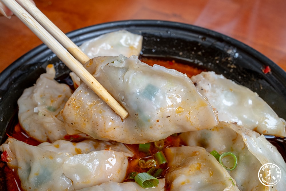 南投埔里美食|梁家臭豆腐店-外酥內嫩炸臭豆腐，挑戰中辣麻辣蒸餃！(菜單價格.營業時間)