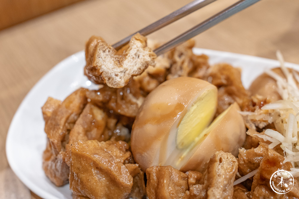 新北板橋美食|雙月食品社板橋店-連年米其林必比登推薦！必點剝皮辣椒雞湯、愛恨椒芝麵超涮嘴(菜單價格.營業時間)
