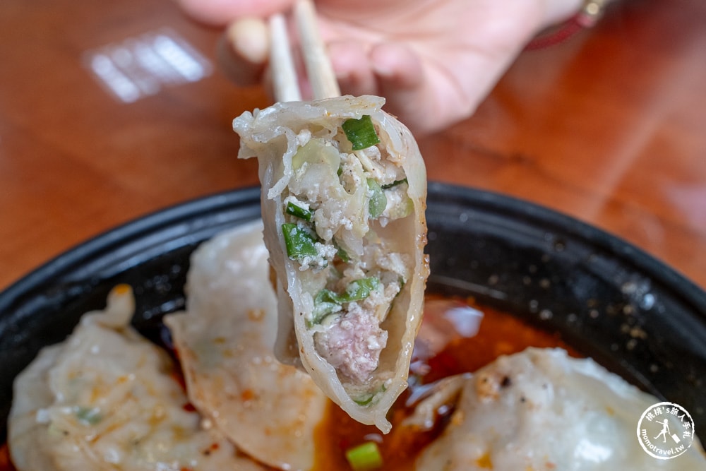 南投埔里美食|梁家臭豆腐店-外酥內嫩炸臭豆腐，挑戰中辣麻辣蒸餃！(菜單價格.營業時間)