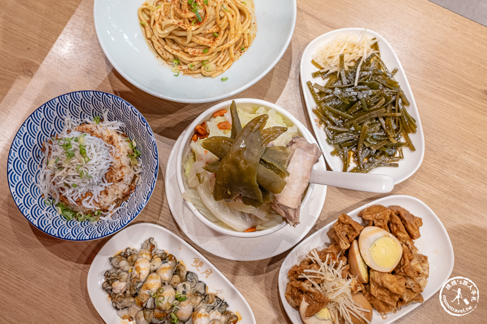新北板橋美食|雙月食品社板橋店-連年米其林必比登推薦！必點剝皮辣椒雞湯、愛恨椒芝麵超涮嘴(菜單價格.營業時間)