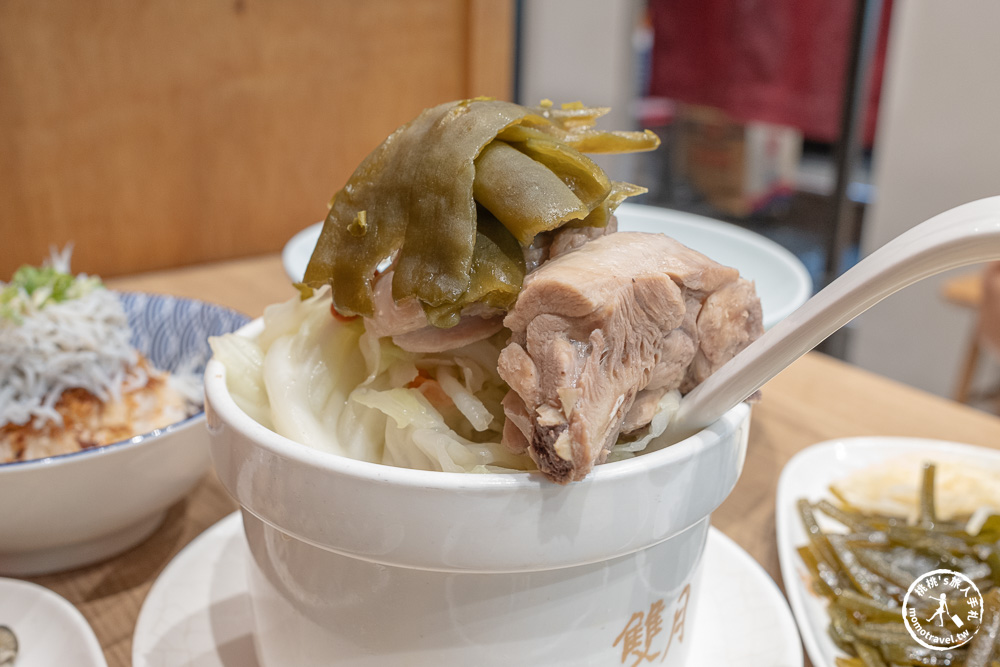 新北板橋美食|雙月食品社板橋店-連年米其林必比登推薦！必點剝皮辣椒雞湯、愛恨椒芝麵超涮嘴(菜單價格.營業時間)