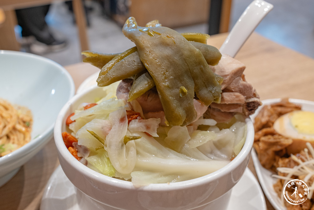 新北板橋美食|雙月食品社板橋店-連年米其林必比登推薦！必點剝皮辣椒雞湯、愛恨椒芝麵超涮嘴(菜單價格.營業時間)