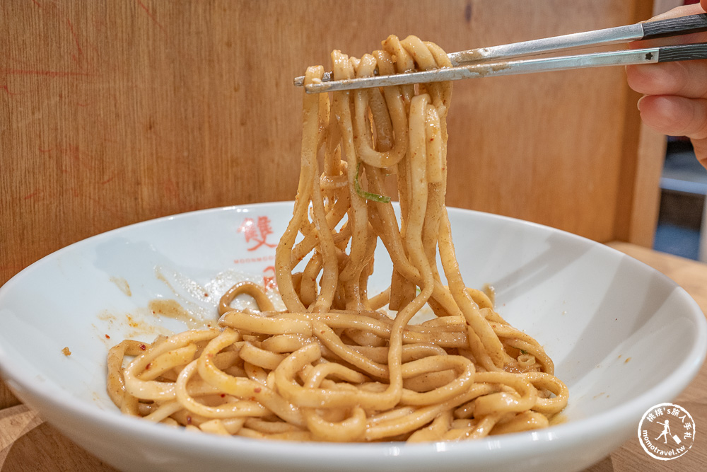 新北板橋美食|雙月食品社板橋店-連年米其林必比登推薦！必點剝皮辣椒雞湯、愛恨椒芝麵超涮嘴(菜單價格.營業時間)