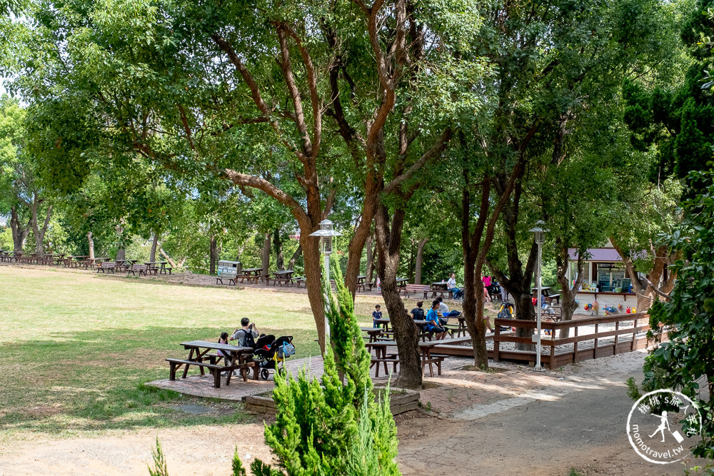 苗栗竹南景點》四方鮮乳牧場│餵小牛.玩滑草.野餐.烤肉.露營 可愛乳牛的家