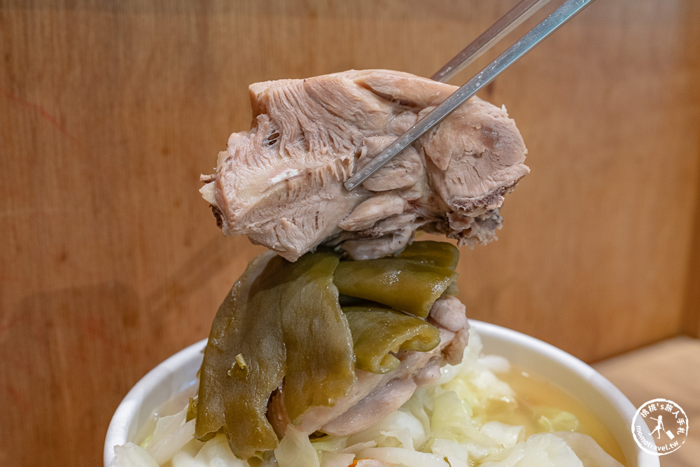 新北板橋美食|雙月食品社板橋店-連年米其林必比登推薦！必點剝皮辣椒雞湯、愛恨椒芝麵超涮嘴(菜單價格.營業時間)