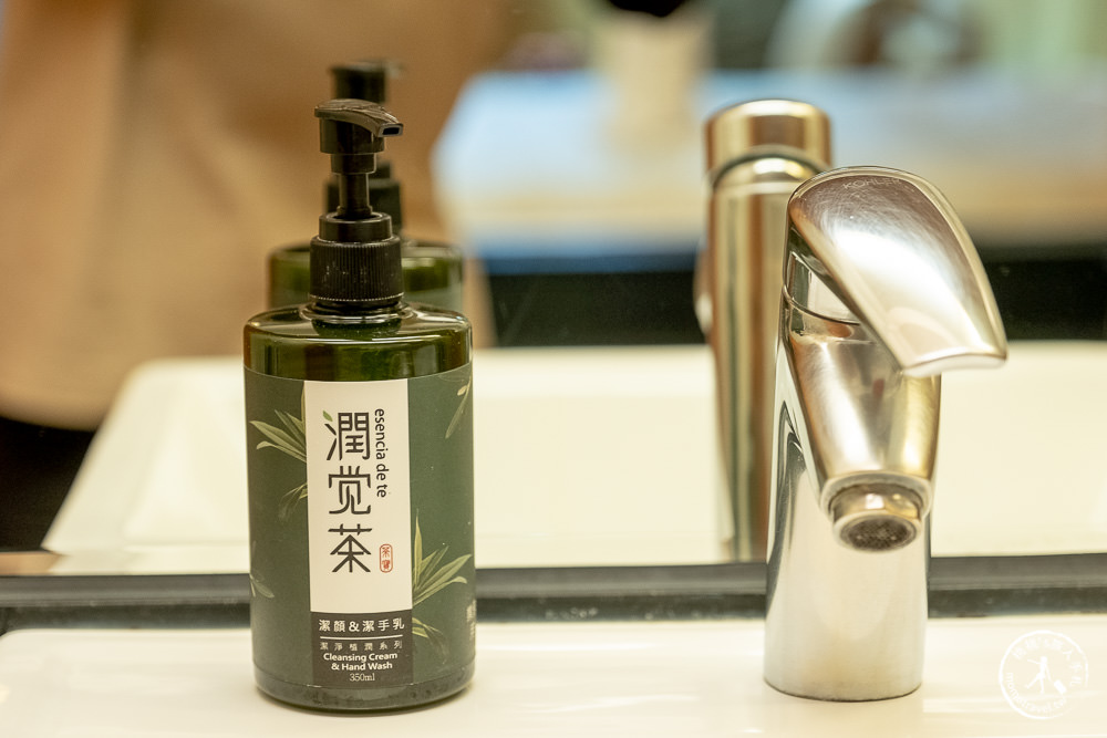 花蓮鯉魚潭民宿推薦|潭心閣民宿|能無限餵魚的親子友善空間．季節限定還能賞螢火蟲住宿