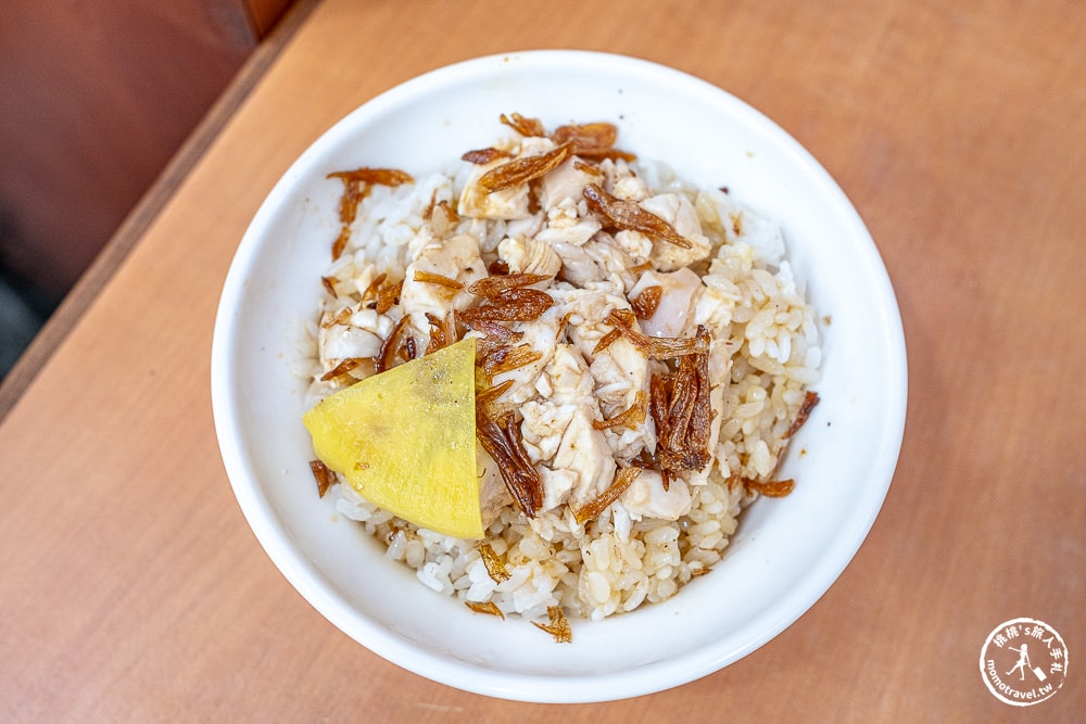 嘉義東區美食|民主火雞肉飯-雞肉軟嫩、油蔥香濃，必點半熟蛋才道地-鄰近東市場還能免費停車！(菜單價格.營業時間)