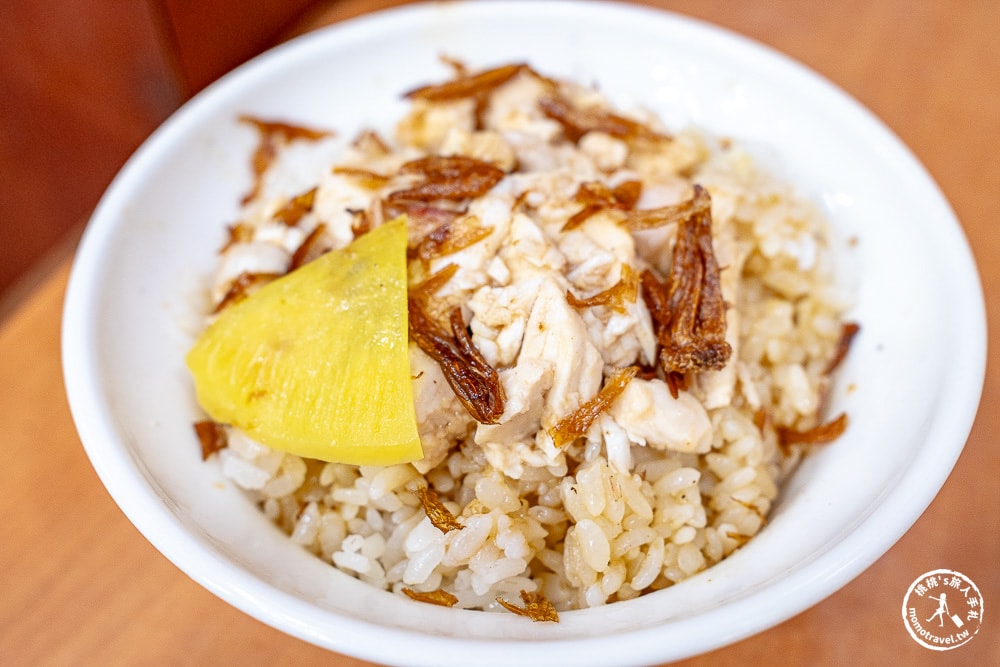 嘉義東區美食|民主火雞肉飯-雞肉軟嫩、油蔥香濃，必點半熟蛋才道地-鄰近東市場還能免費停車！(菜單價格.營業時間)
