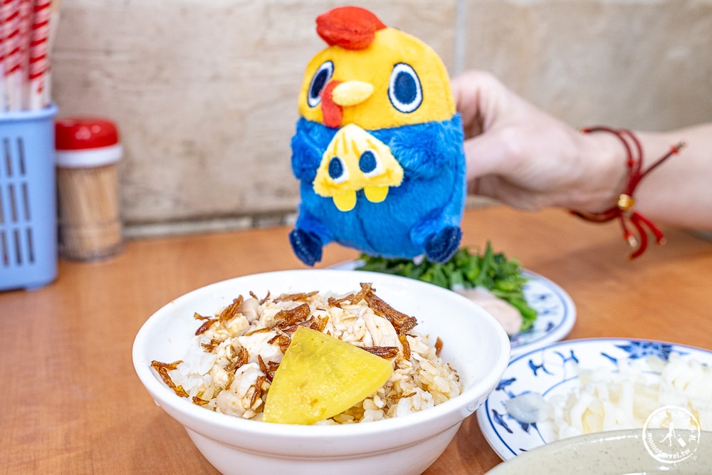 嘉義東區美食|民主火雞肉飯-雞肉軟嫩、油蔥香濃，必點半熟蛋才道地-鄰近東市場還能免費停車！(菜單價格.營業時間)