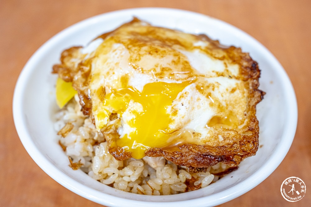 嘉義東區美食|民主火雞肉飯-雞肉軟嫩、油蔥香濃，必點半熟蛋才道地-鄰近東市場還能免費停車！(菜單價格.營業時間)