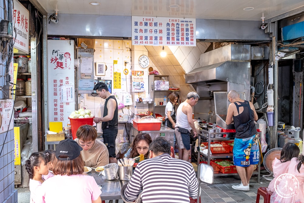 基隆市區美食|阿華炒麵-基隆廟口排隊人氣王-濃郁咖哩炒烏龍麵推薦(菜單價格.營業時間)