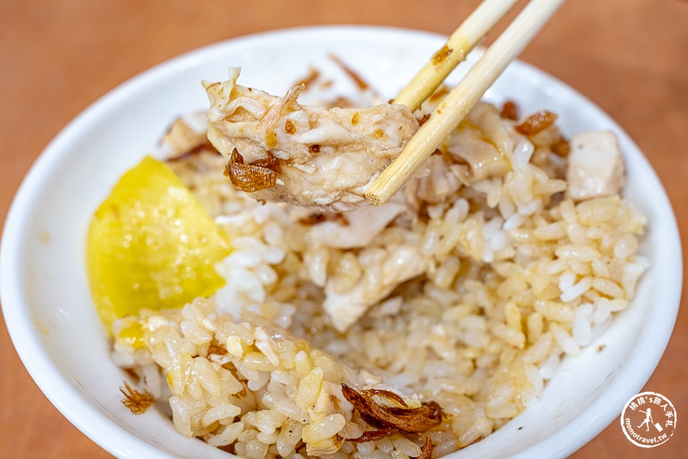 嘉義東區美食|民主火雞肉飯-雞肉軟嫩、油蔥香濃，必點半熟蛋才道地-鄰近東市場還能免費停車！(菜單價格.營業時間)