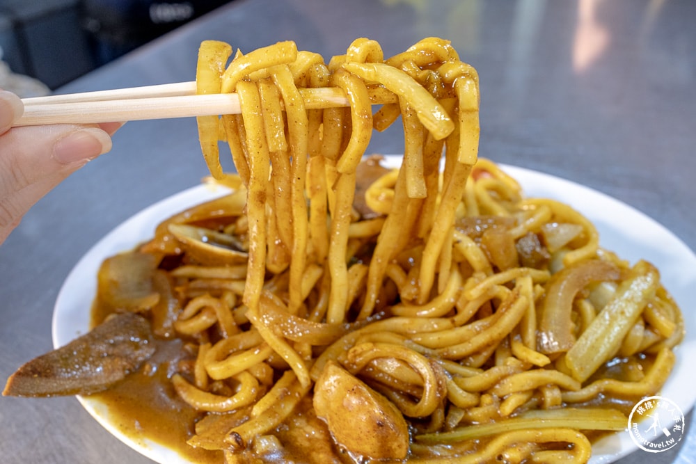 基隆市區美食|阿華炒麵-基隆廟口排隊人氣王-濃郁咖哩炒烏龍麵推薦(菜單價格.營業時間)
