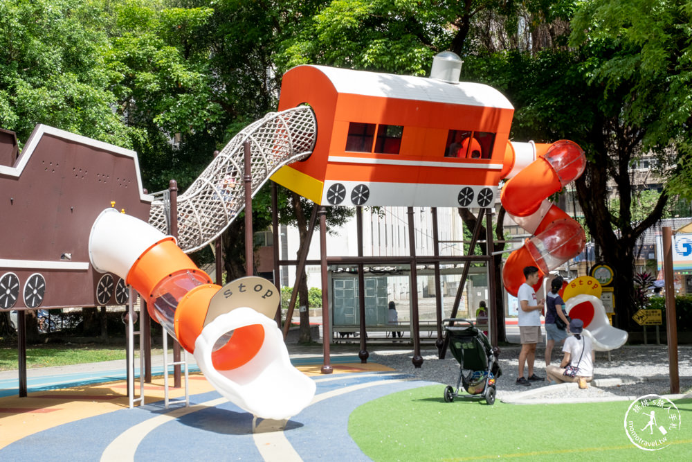 台北南港景點|南興公園特色遊戲場|飛天火車溜滑梯|特色親子公園推薦