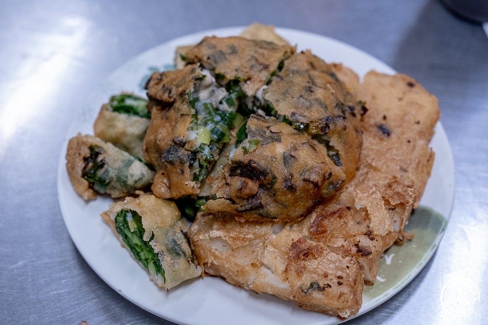 彰化員林美食|第一市場王爺宮後炸粿蚵嗲|內餡滿鮮蚵肥.炸韭菜條也好吃！(營業時間.菜單價格)
