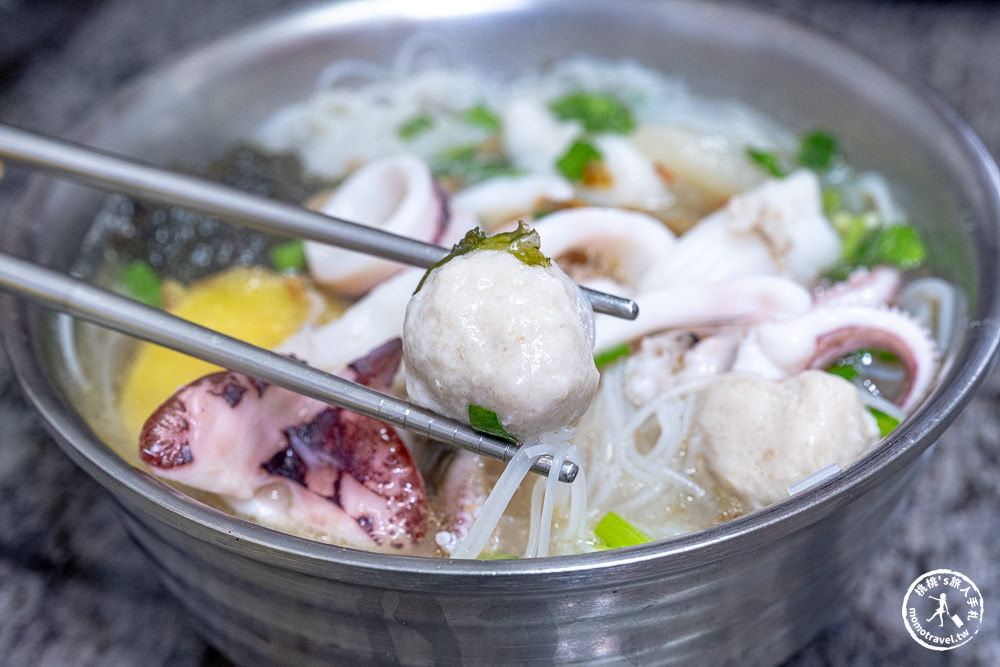 花蓮市區美食|單一純賣雞湯小卷米粉-在地人也來排隊的必吃清甜美味！(菜單價格.營業時間)