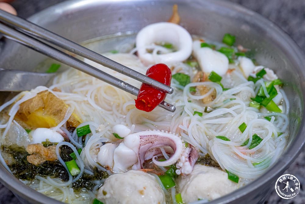 花蓮市區美食|單一純賣雞湯小卷米粉-在地人也來排隊的必吃清甜美味！(菜單價格.營業時間)