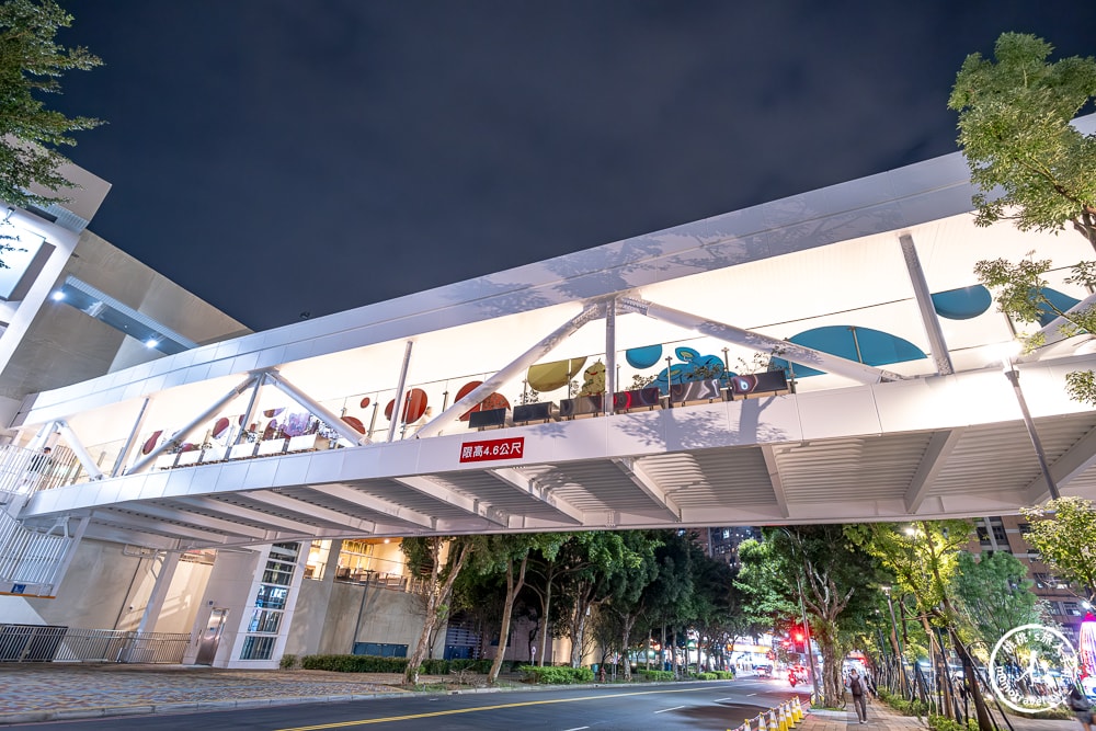 2024聖誕節活動|林口三井OUTLET-繽紛光之祭 蓬蓬星宇宙|聖誕樹裝飾.點燈時間.交通停車