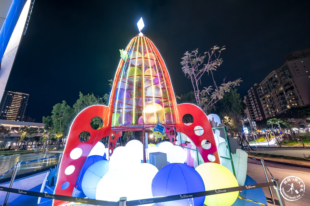 2024聖誕節活動|林口三井OUTLET-繽紛光之祭 蓬蓬星宇宙|聖誕樹裝飾.點燈時間.交通停車