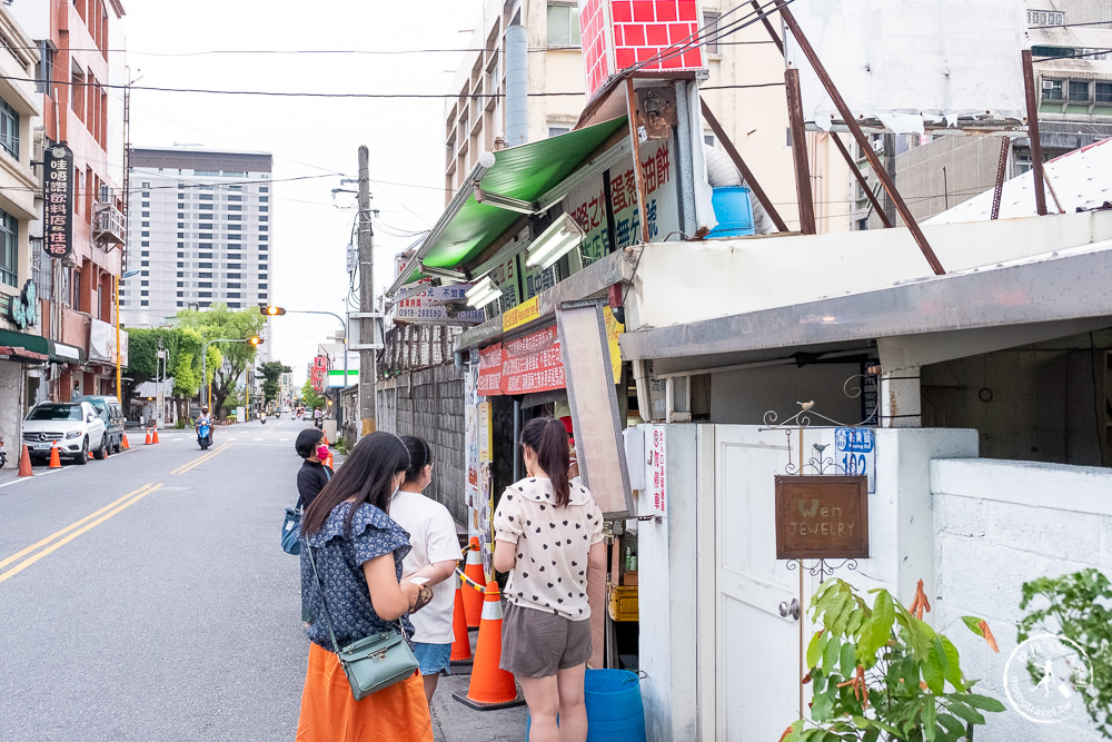 花蓮市區美食》黃車炸彈蔥油餅│可電話預訂取餐 免受現場排隊之苦～