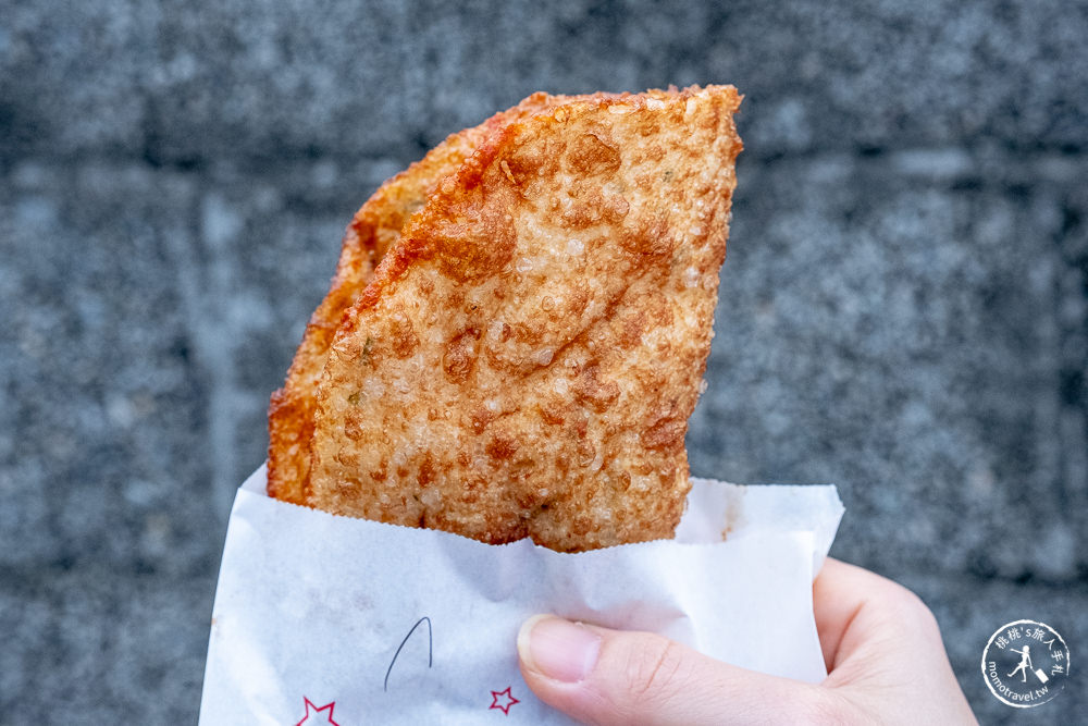 花蓮市區美食》老牌炸彈蔥油餅│酥炸餅皮香脆+半熟蛋液爆漿 在地人氣小吃推薦