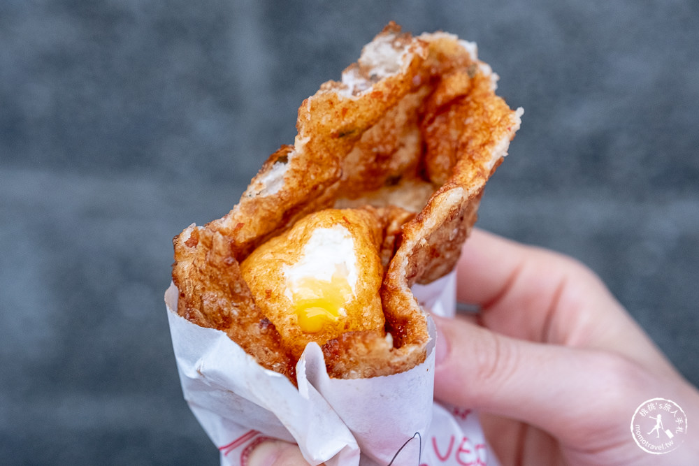 花蓮市區美食》老牌炸彈蔥油餅│酥炸餅皮香脆+半熟蛋液爆漿 在地人氣小吃推薦