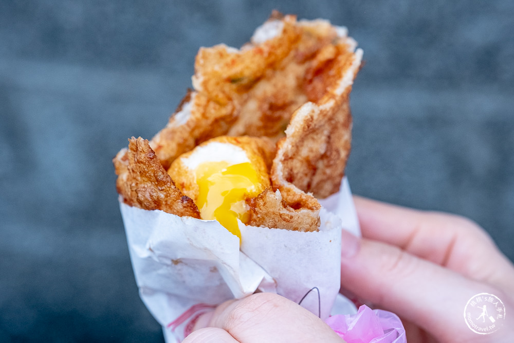 花蓮市區美食》老牌炸彈蔥油餅│酥炸餅皮香脆+半熟蛋液爆漿 在地人氣小吃推薦