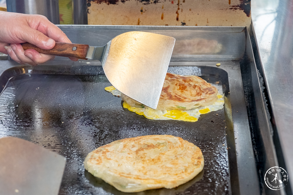 台北公館美食》雄記蔥抓餅-米其林必比登推介│內行吃法加蛋加起司！ 台大水源市場旁小吃推薦(菜單價錢)