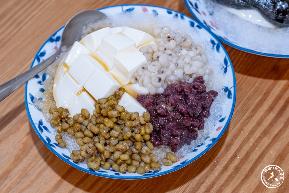 台南中西區美食|懷舊小棧杏仁豆腐冰-內行人都吃「超滑順鮮奶豆腐+芝麻醬」必點推薦(菜單價格.營業時間) 台南中西區美食|懷舊小棧杏仁豆腐冰-內行人都吃「超滑順鮮奶豆腐+芝麻醬」必點推薦(菜單價格.營業時間)