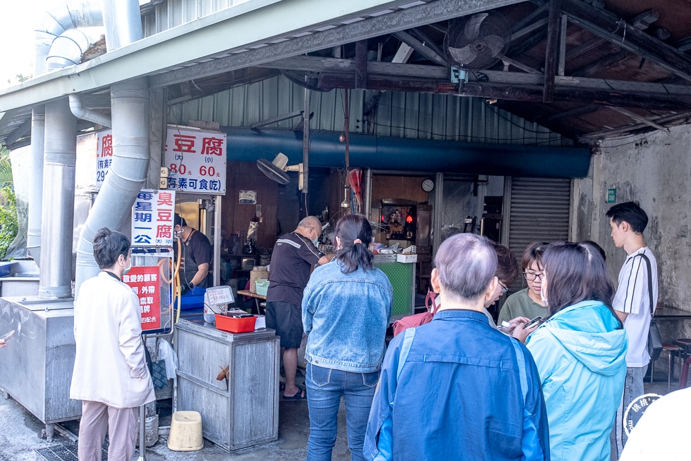 台南南區美食|夏林臭豆腐-鐵皮屋低調賣.卻藏不住店外的排隊人潮(菜單價格.營業時間)
