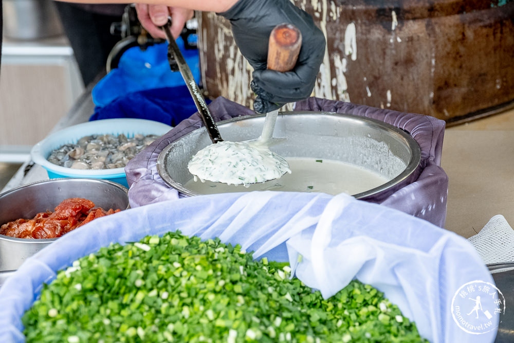 苗栗後龍美食》古早味蚵嗲炸粿│在地人大推 一開店就排隊 藏身萬善廟前