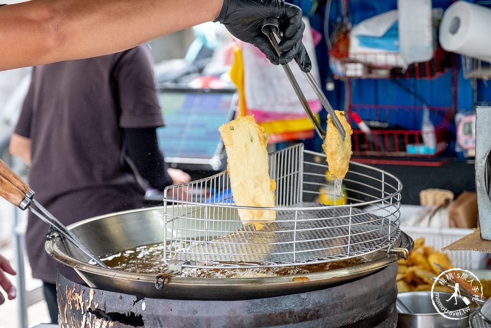 苗栗後龍美食》古早味蚵嗲炸粿│在地人大推 一開店就排隊 藏身萬善廟前